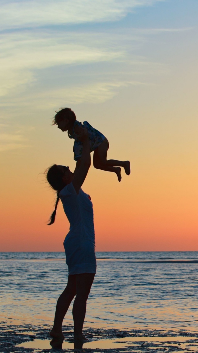 Das Mother And Child On Beach Wallpaper 640x1136