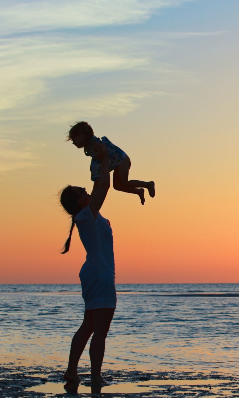 Das Mother And Child On Beach Wallpaper 768x1280