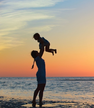 Mother And Child On Beach - Fondos de pantalla gratis para HTC Touch Diamond CDMA
