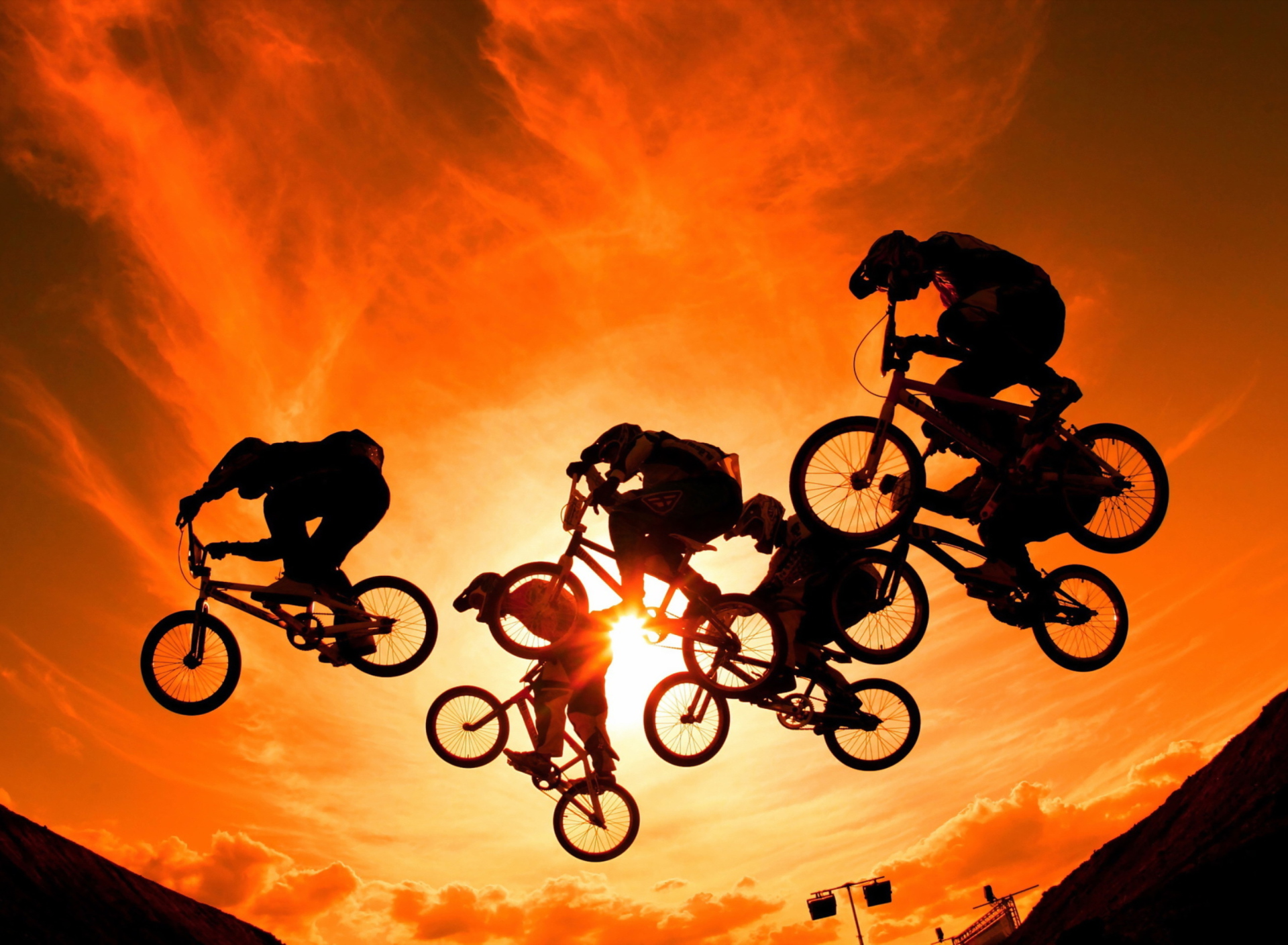 Fondo de pantalla Bikers In The Sun 1920x1408