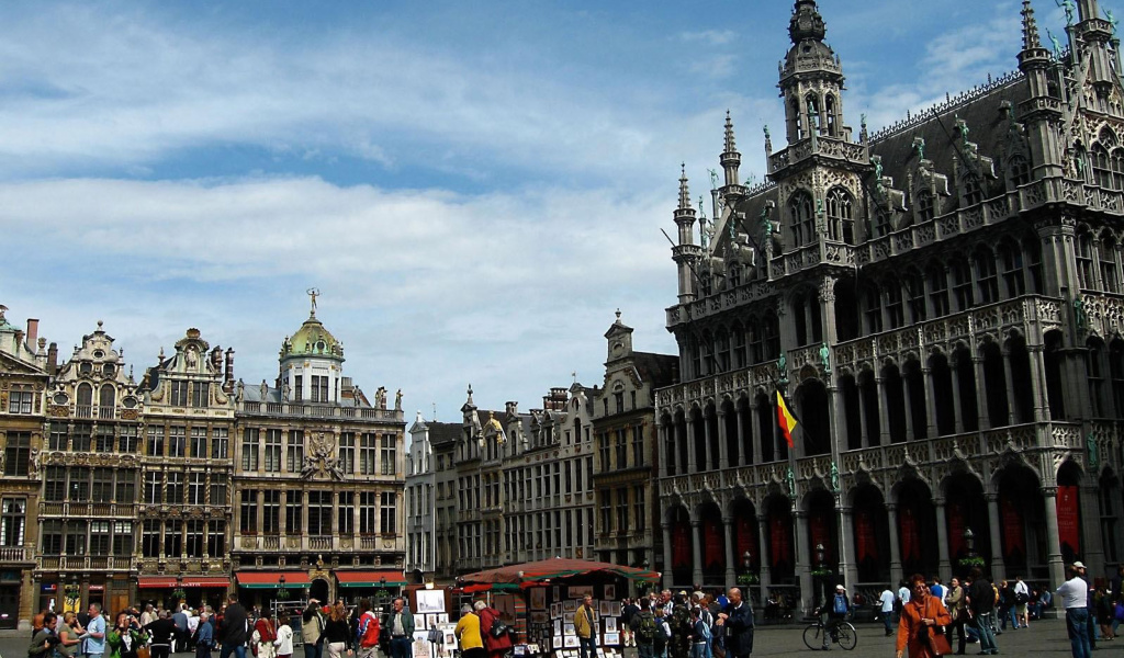 Das Brussels Grand Place on Main Square Wallpaper 1024x600
