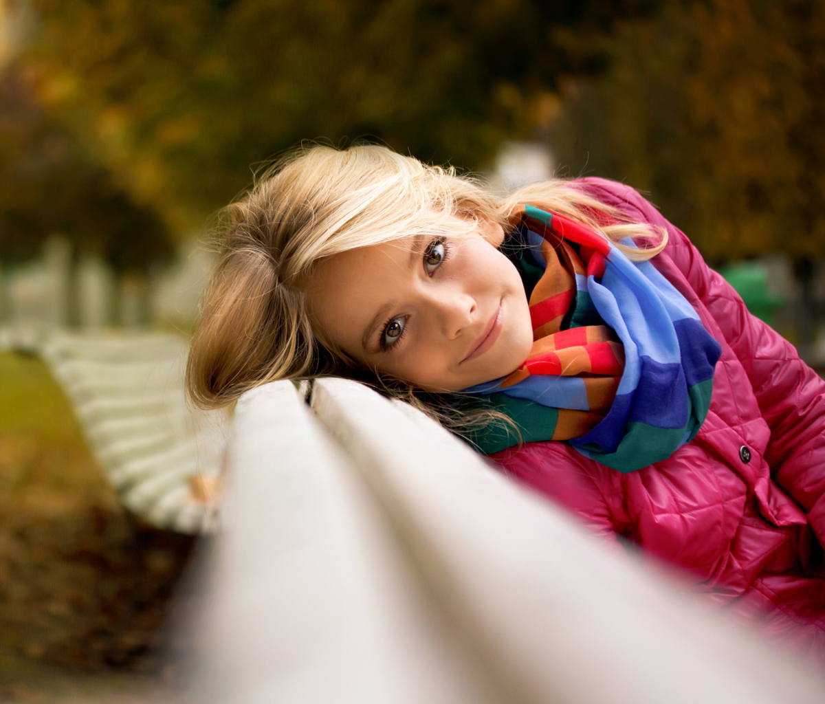 Das Cute Blonde Girl At Walk In Park Wallpaper 1200x1024