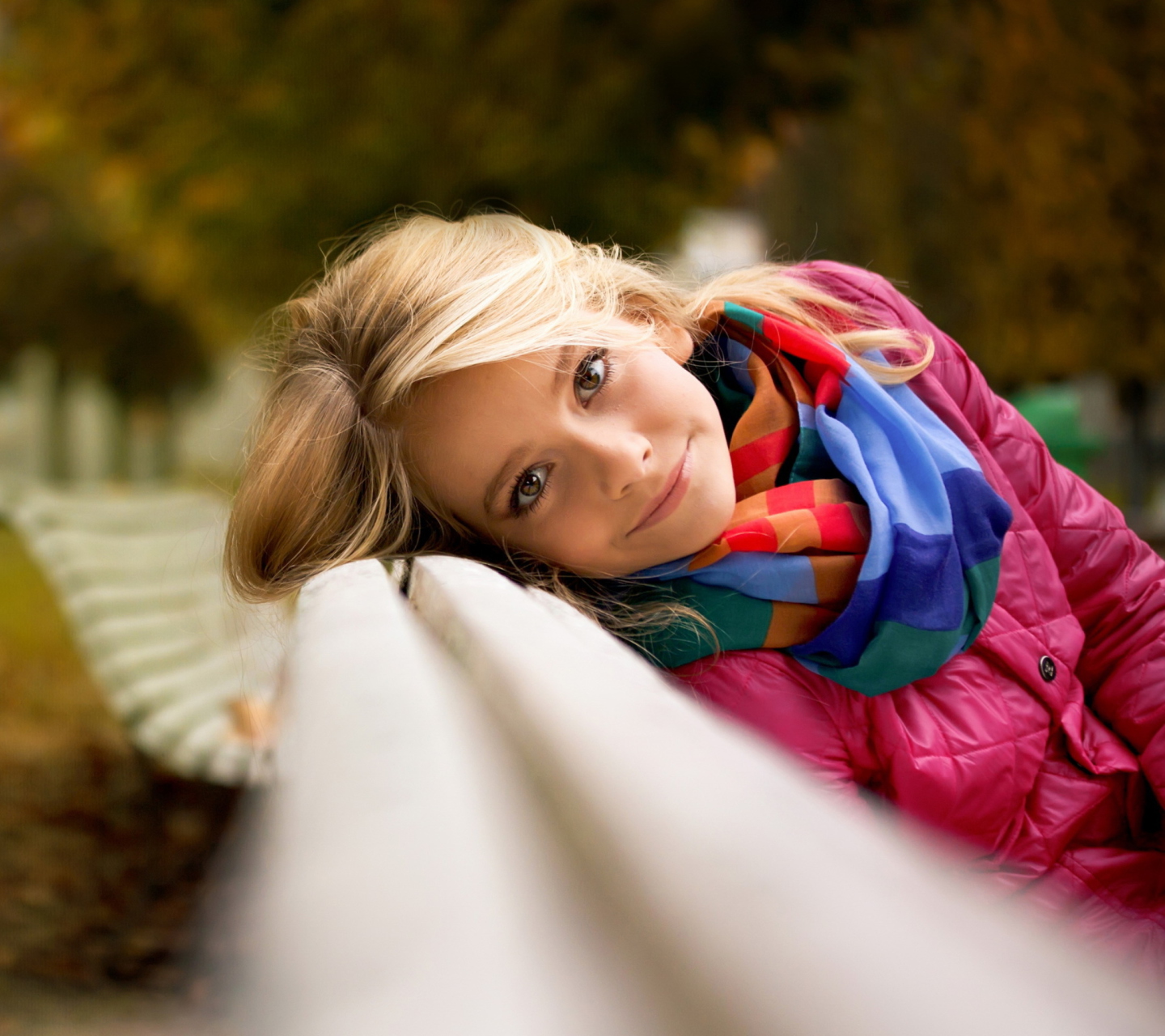 Fondo de pantalla Cute Blonde Girl At Walk In Park 1440x1280