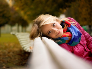 Das Cute Blonde Girl At Walk In Park Wallpaper 320x240