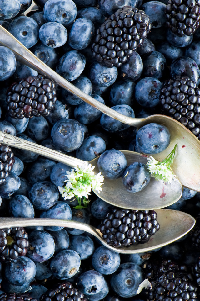 Fondo de pantalla Blueberries And Blackberries 640x960