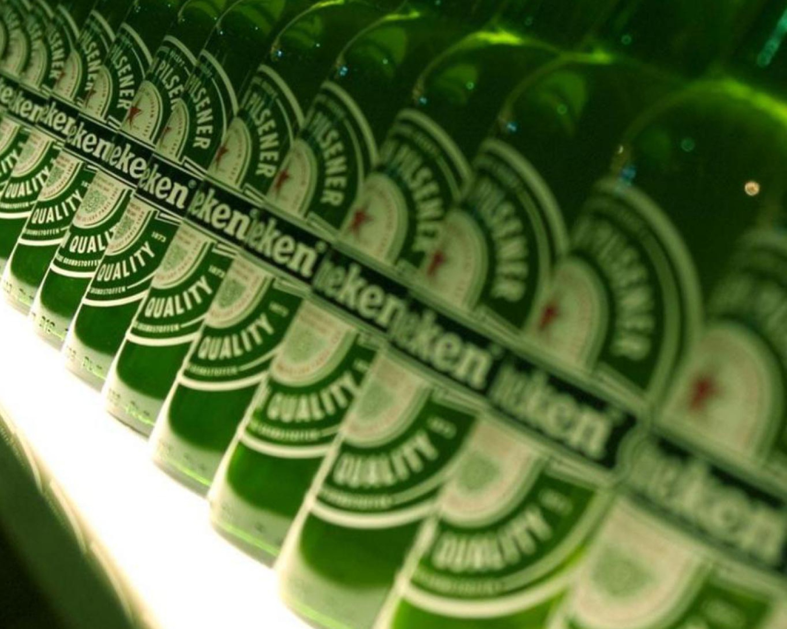 Das Heineken Bottles Wallpaper 1600x1280
