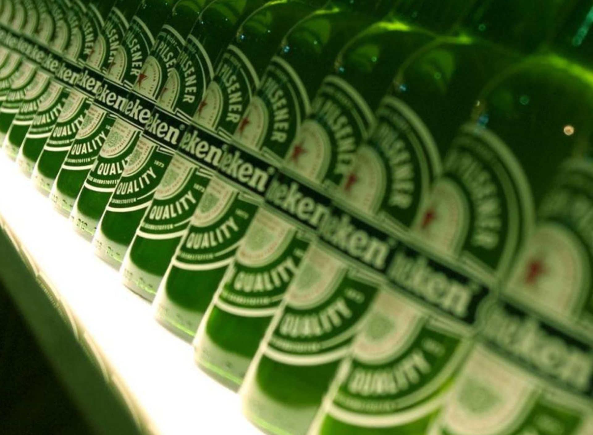 Обои Heineken Bottles 1920x1408
