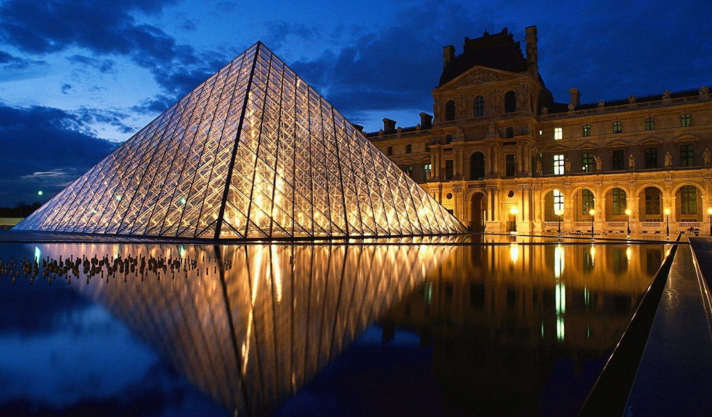 Screenshot №1 pro téma Pyramid at Louvre Museum - Paris 1024x600