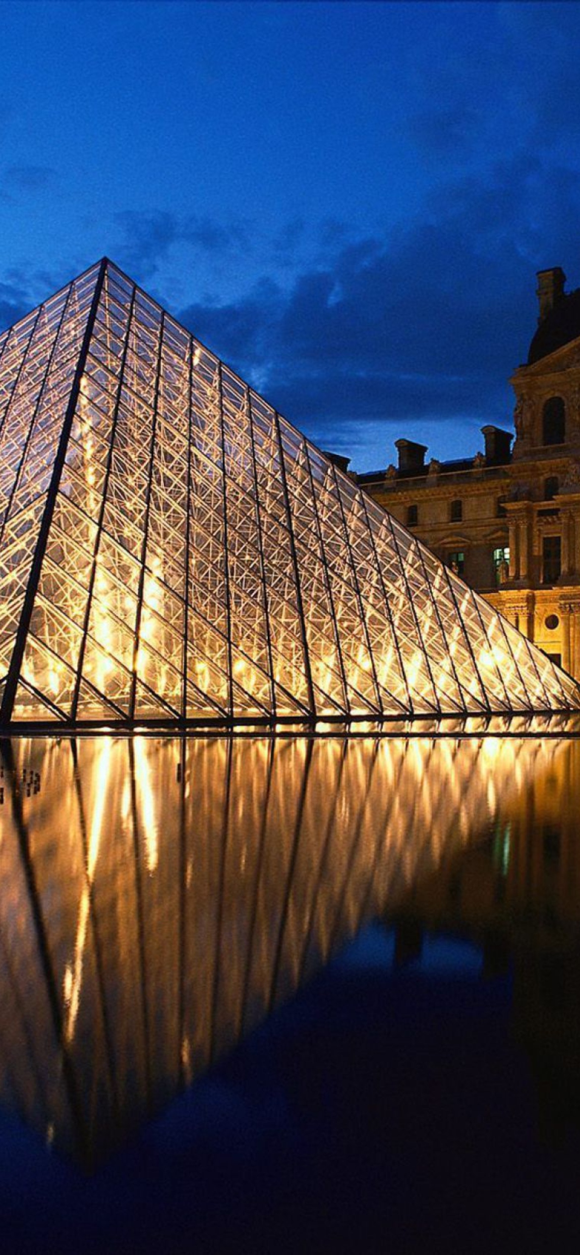 Das Pyramid at Louvre Museum - Paris Wallpaper 1170x2532