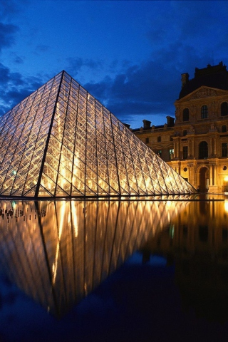 Fondo de pantalla Pyramid at Louvre Museum - Paris 320x480