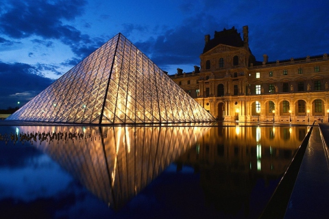 Fondo de pantalla Pyramid at Louvre Museum - Paris 480x320