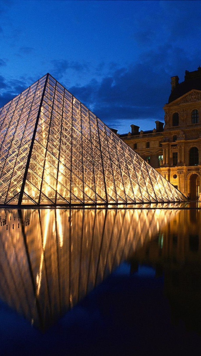 Fondo de pantalla Pyramid at Louvre Museum - Paris 640x1136