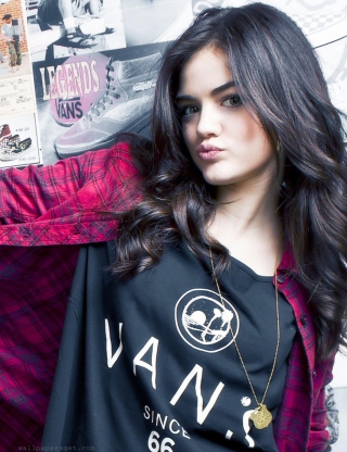 Lucy Hale sfondi gratuiti per HTC Pure