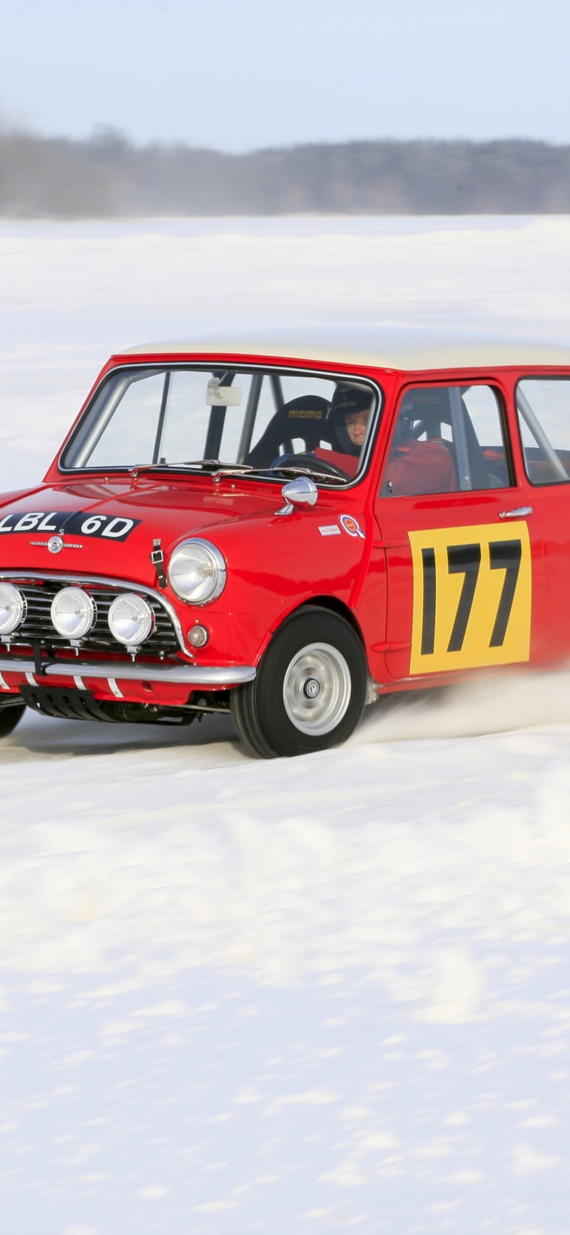 Das Red Mini In Snow Wallpaper 1170x2532