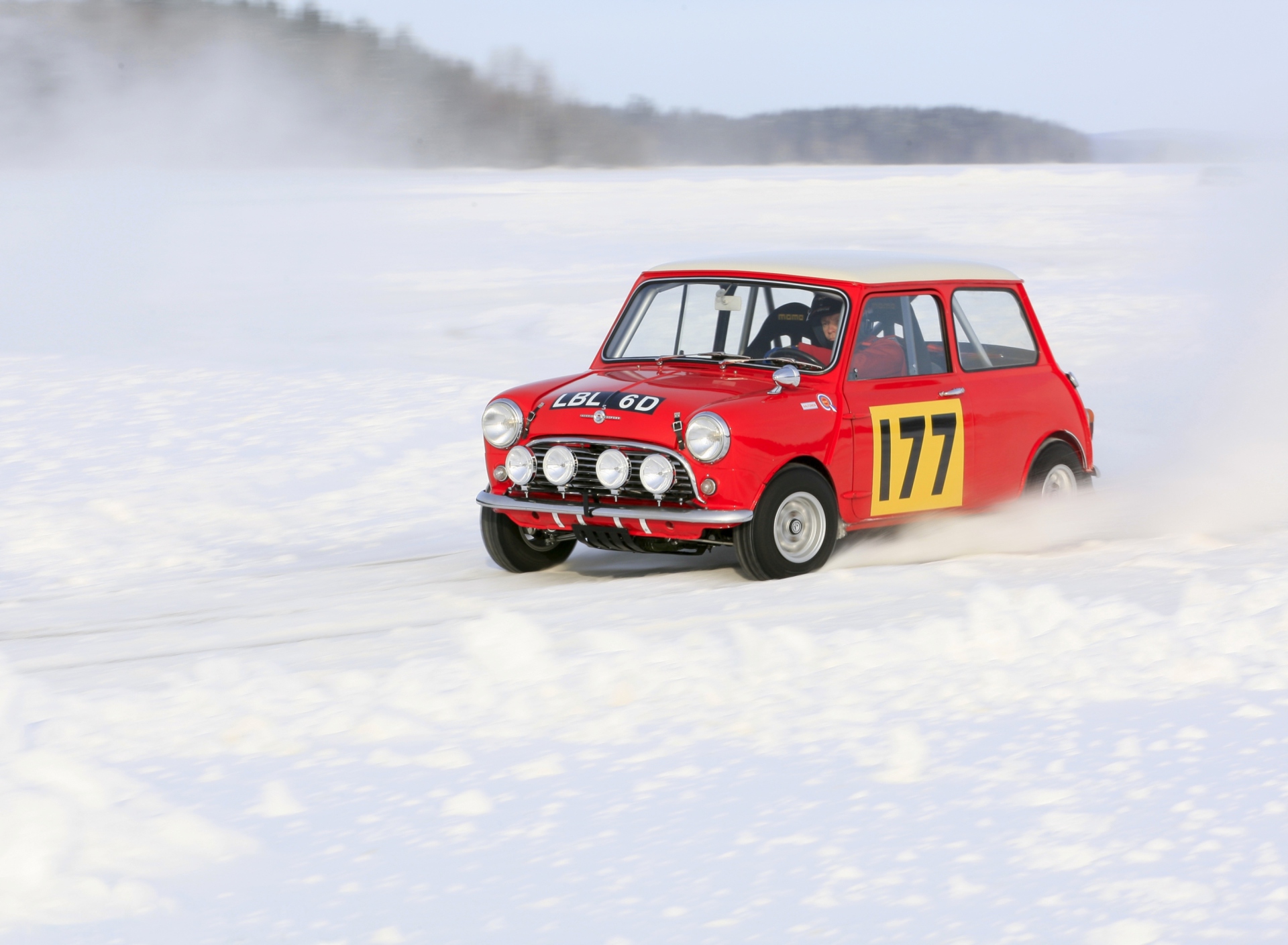 Обои Red Mini In Snow 1920x1408