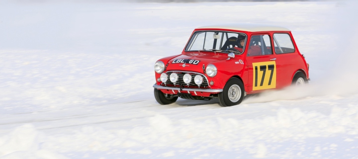 Das Red Mini In Snow Wallpaper 720x320