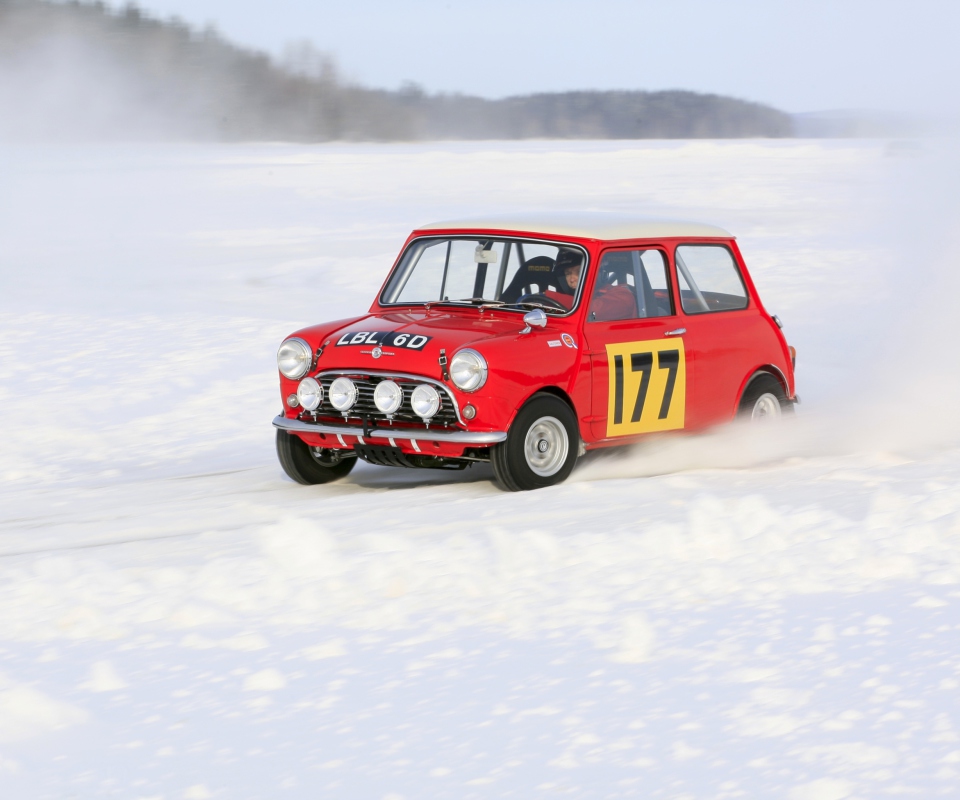 Das Red Mini In Snow Wallpaper 960x800