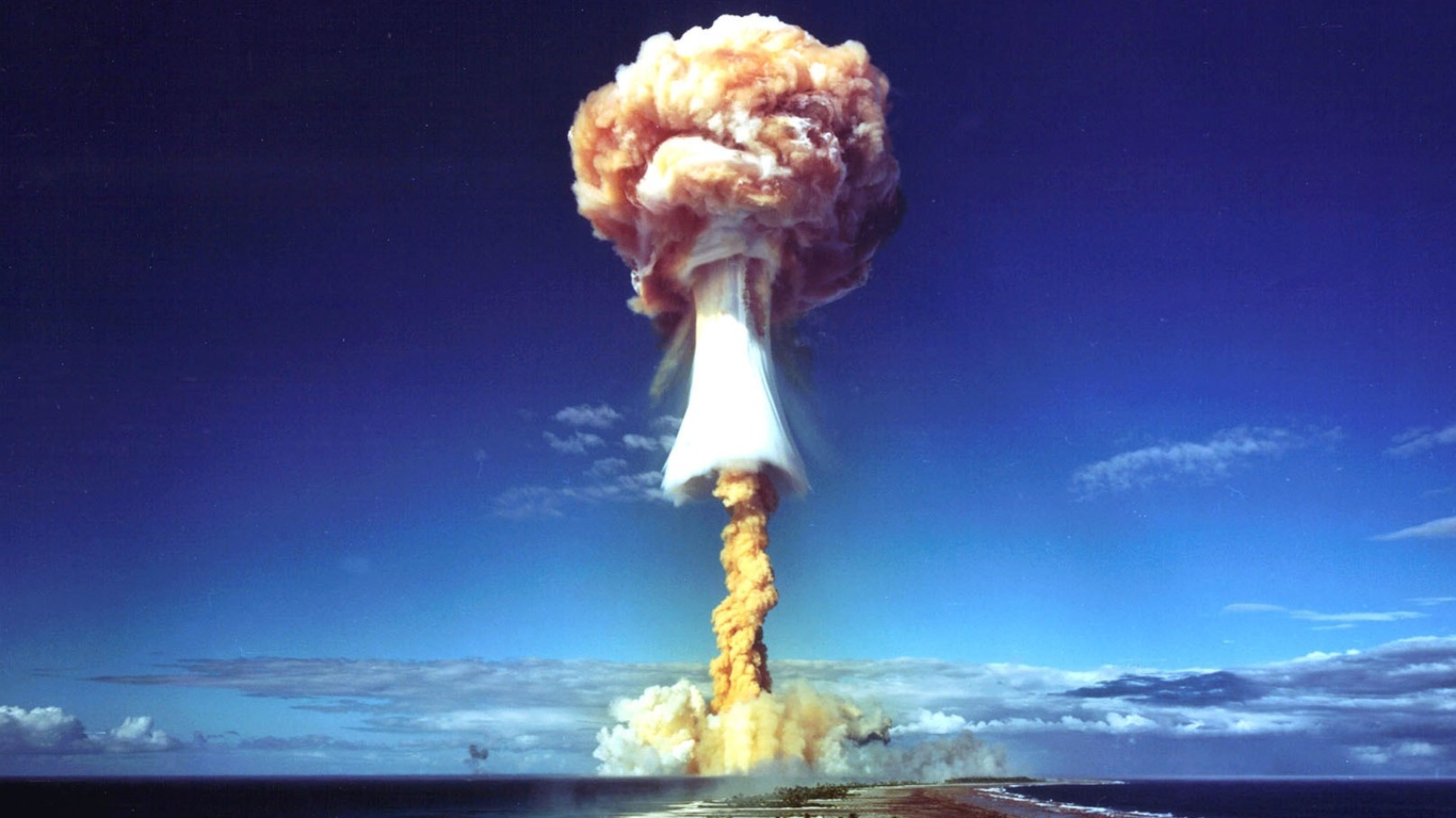 Screenshot №1 pro téma Nuclear Explosion 1366x768