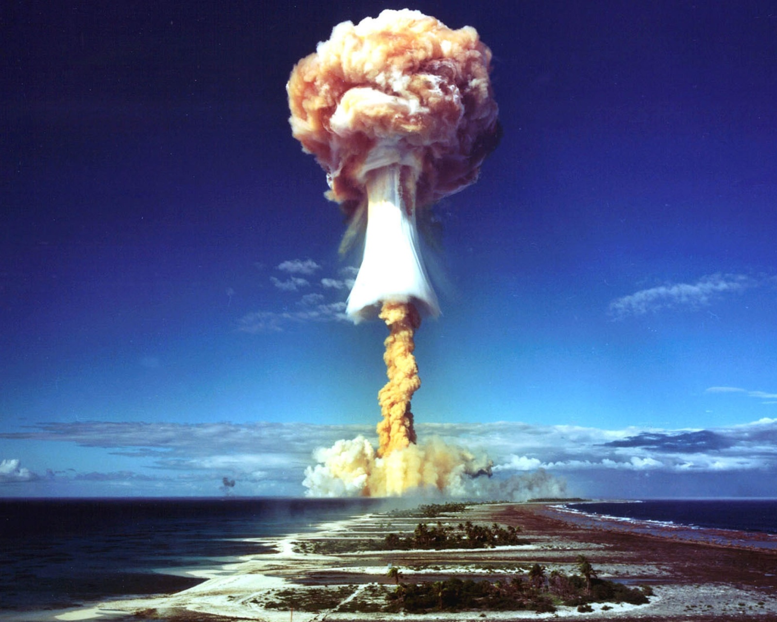 Fondo de pantalla Nuclear Explosion 1600x1280