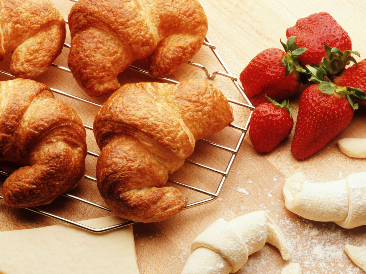 Das Croissants And Strawberries Wallpaper 1280x960