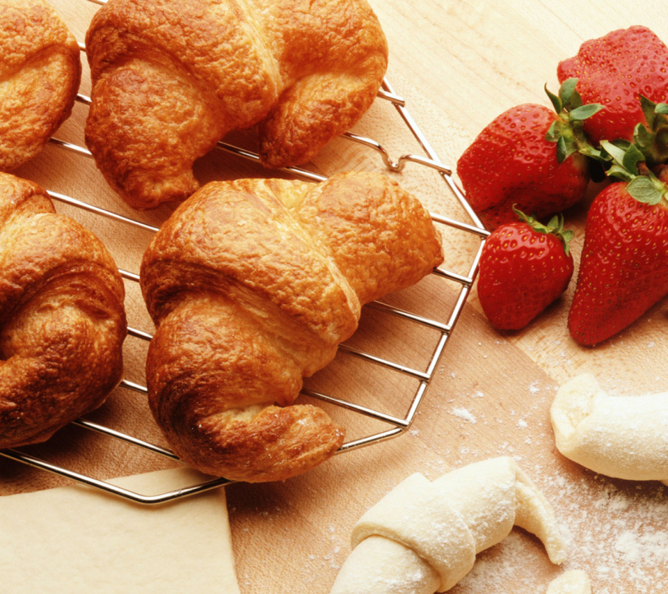 Das Croissants And Strawberries Wallpaper 960x854