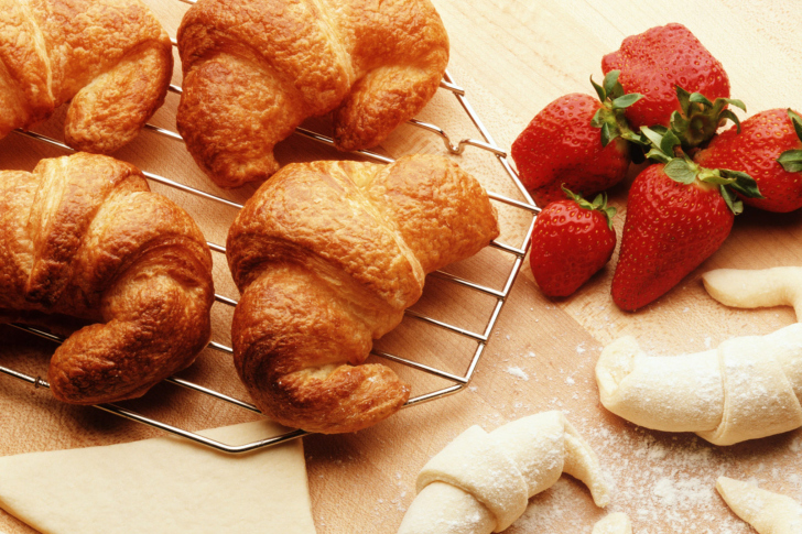 Das Croissants And Strawberries Wallpaper