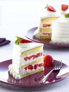 Fondo de pantalla Fresh Strawberry Cake 240x320