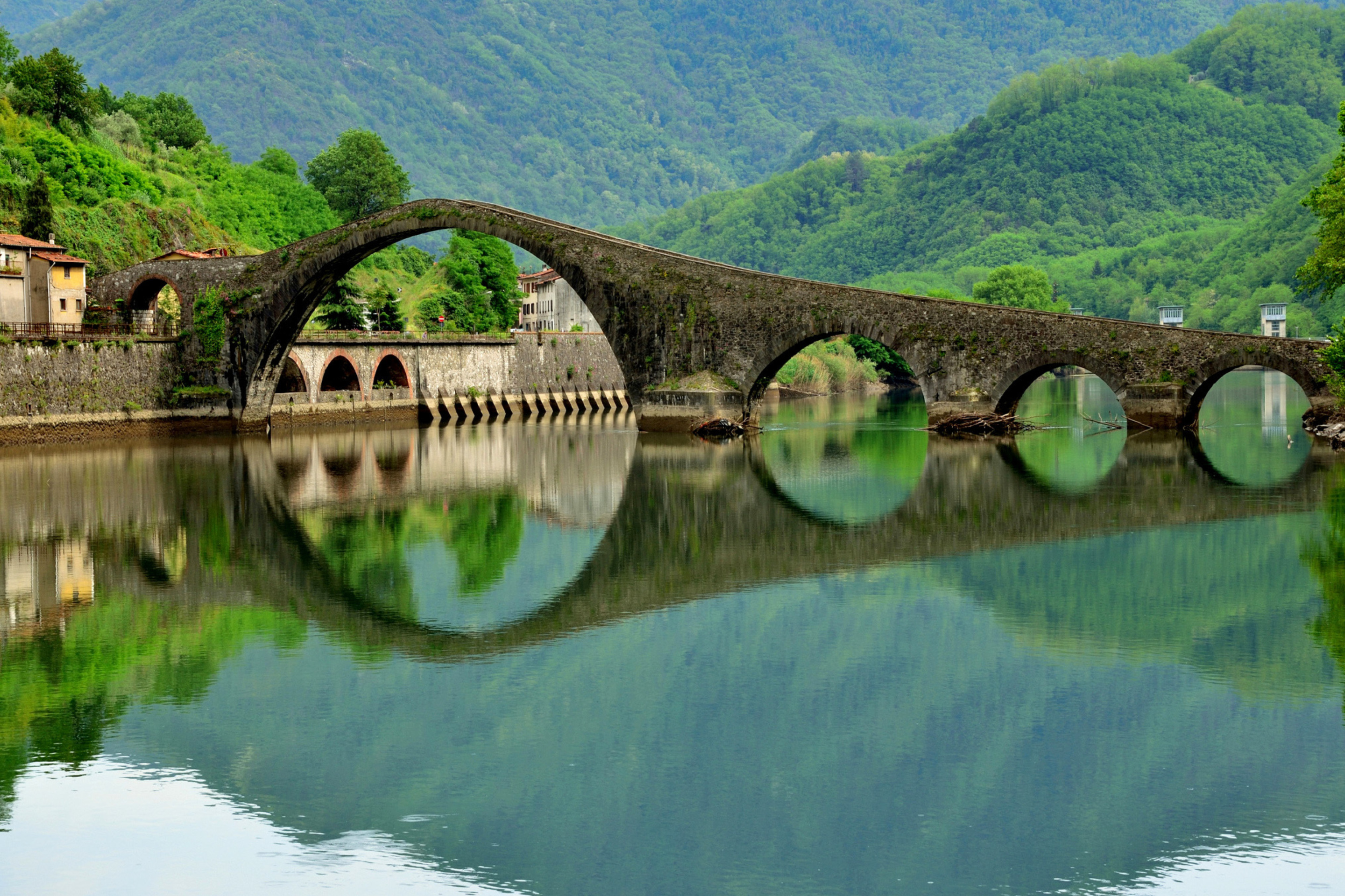 Река на севере италии. Борго-а-Моццано Италия. Мост в Борго-а-Моццано. Мост Магдалены Италия. Дьявольский мост в Борго-а-Моццано.