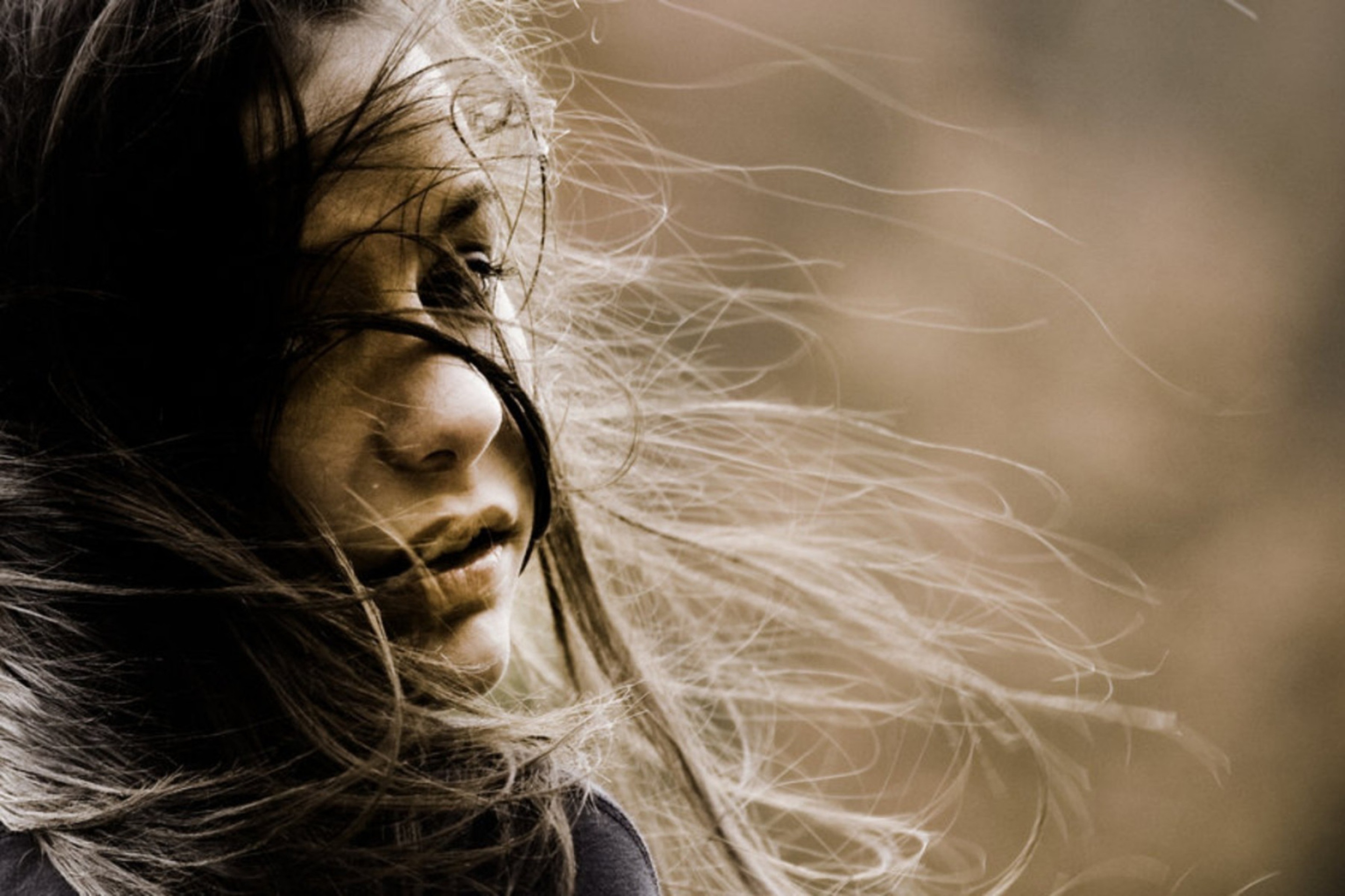 Beautiful Girl With Windy Hair screenshot #1 2880x1920
