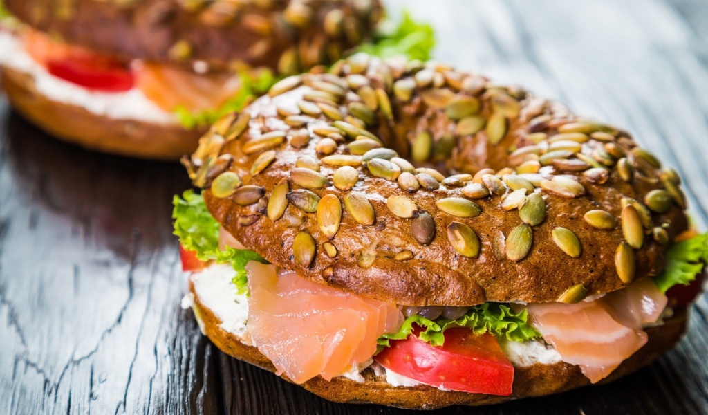 Das Bagel with Salmon Wallpaper 1024x600