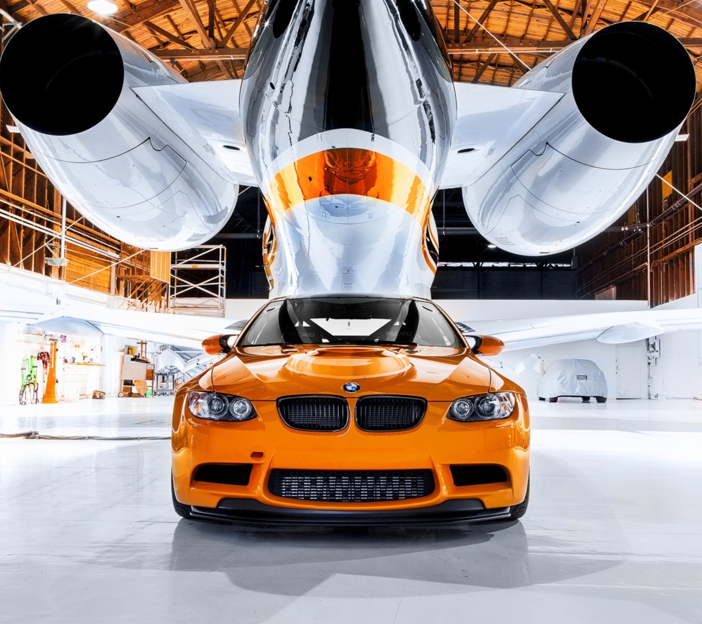 Fondo de pantalla Bmw In Hangar 1440x1280