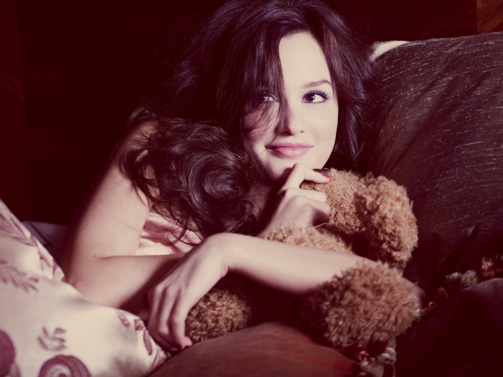 Fondo de pantalla Leighton Meester With Teddy Bear 1600x1200