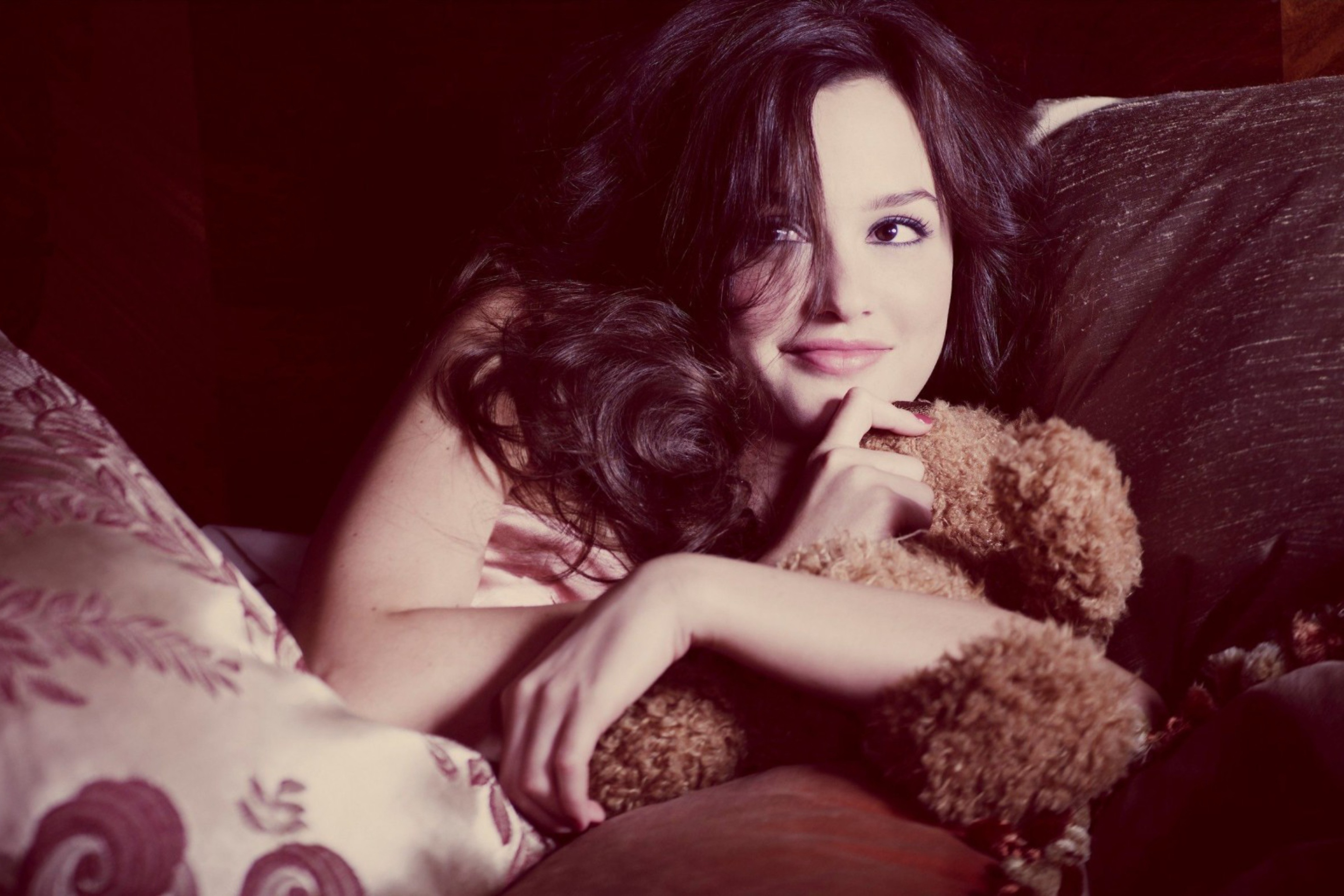 Sfondi Leighton Meester With Teddy Bear 2880x1920