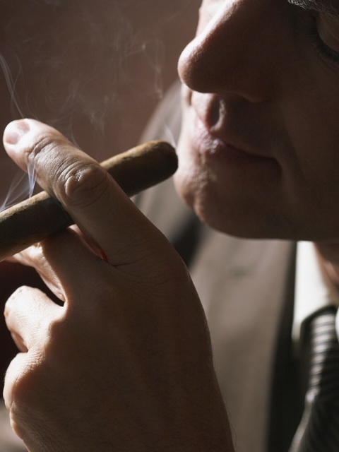 Screenshot №1 pro téma Smoke a Cigar 480x640