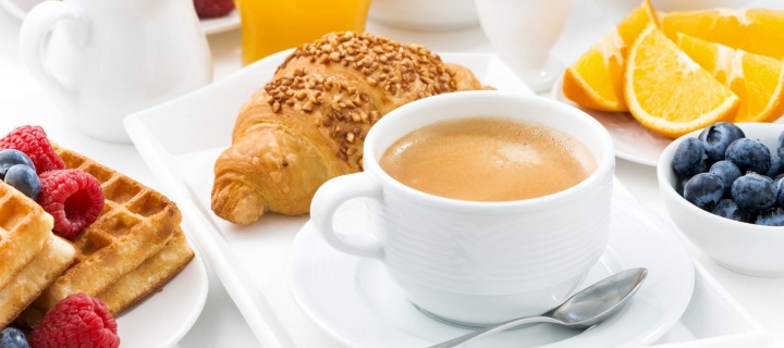 Das Croissant, waffles and coffee Wallpaper 720x320