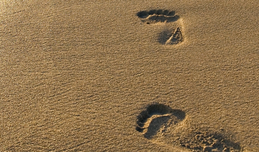 Fondo de pantalla Footprints On Sand 1024x600
