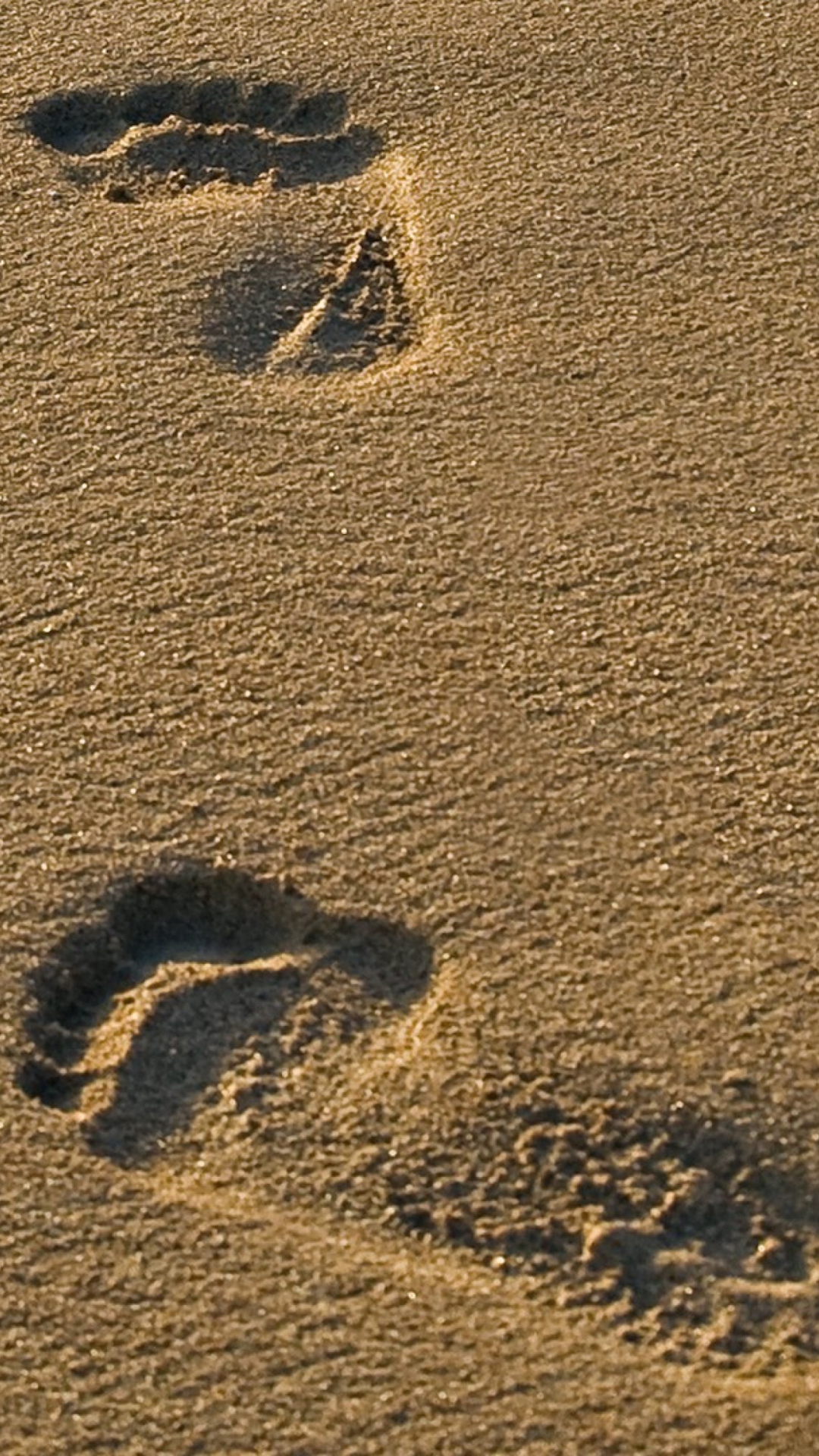 Обои Footprints On Sand 1080x1920