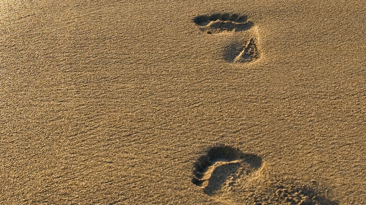Fondo de pantalla Footprints On Sand 1280x720