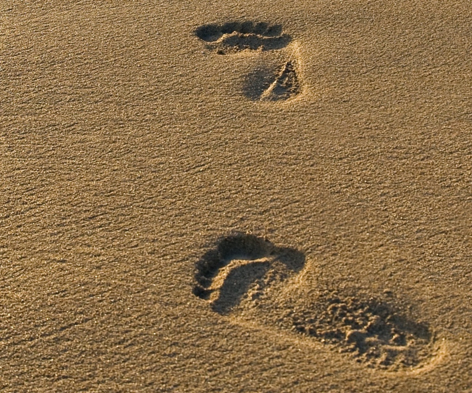 Das Footprints On Sand Wallpaper 960x800