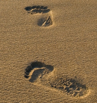 Kostenloses Footprints On Sand Wallpaper für iPad 2