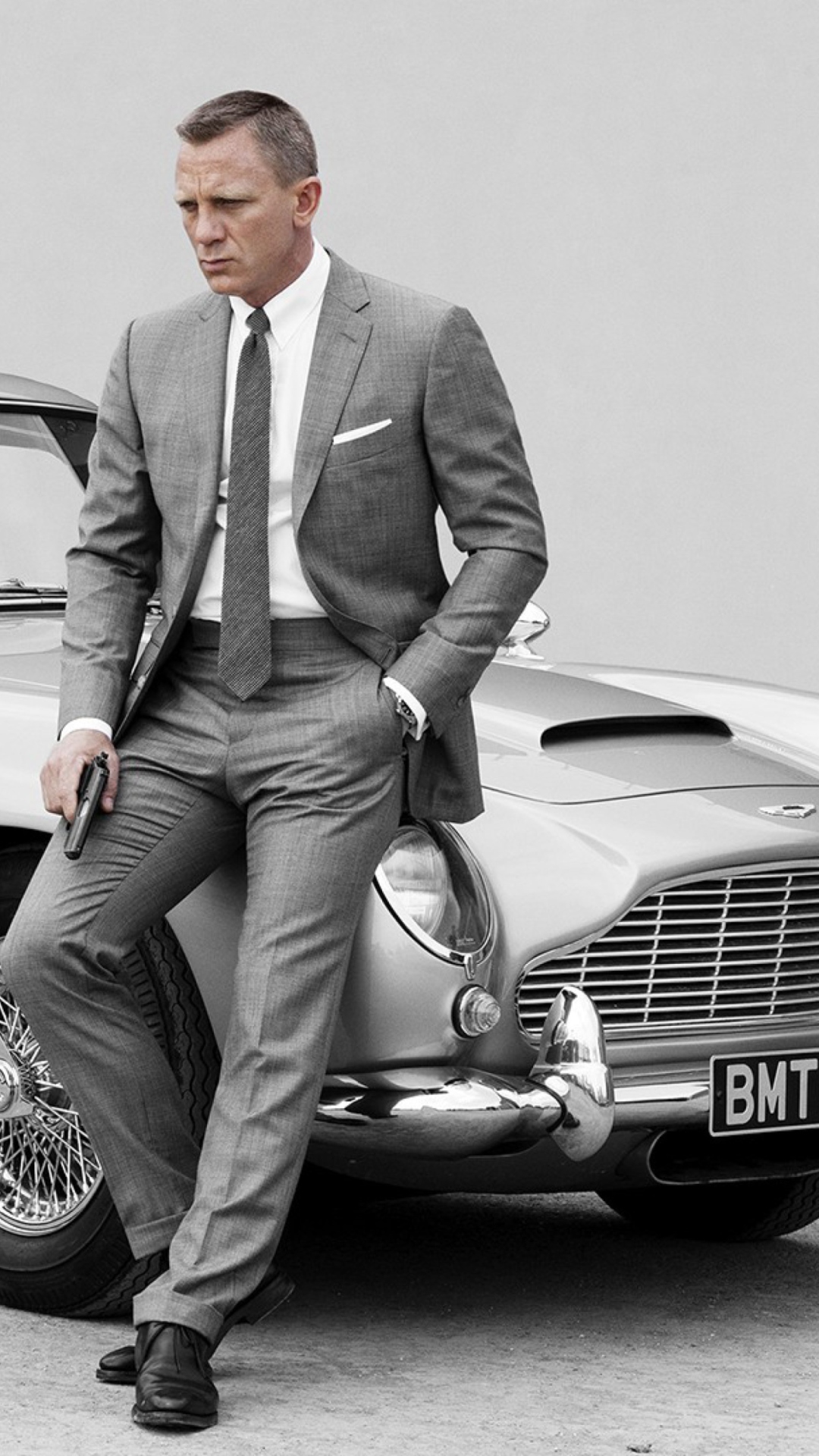 Обои James Bond Grey Suit на телефон 1080x1920