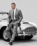 Fondo de pantalla James Bond Grey Suit 128x160