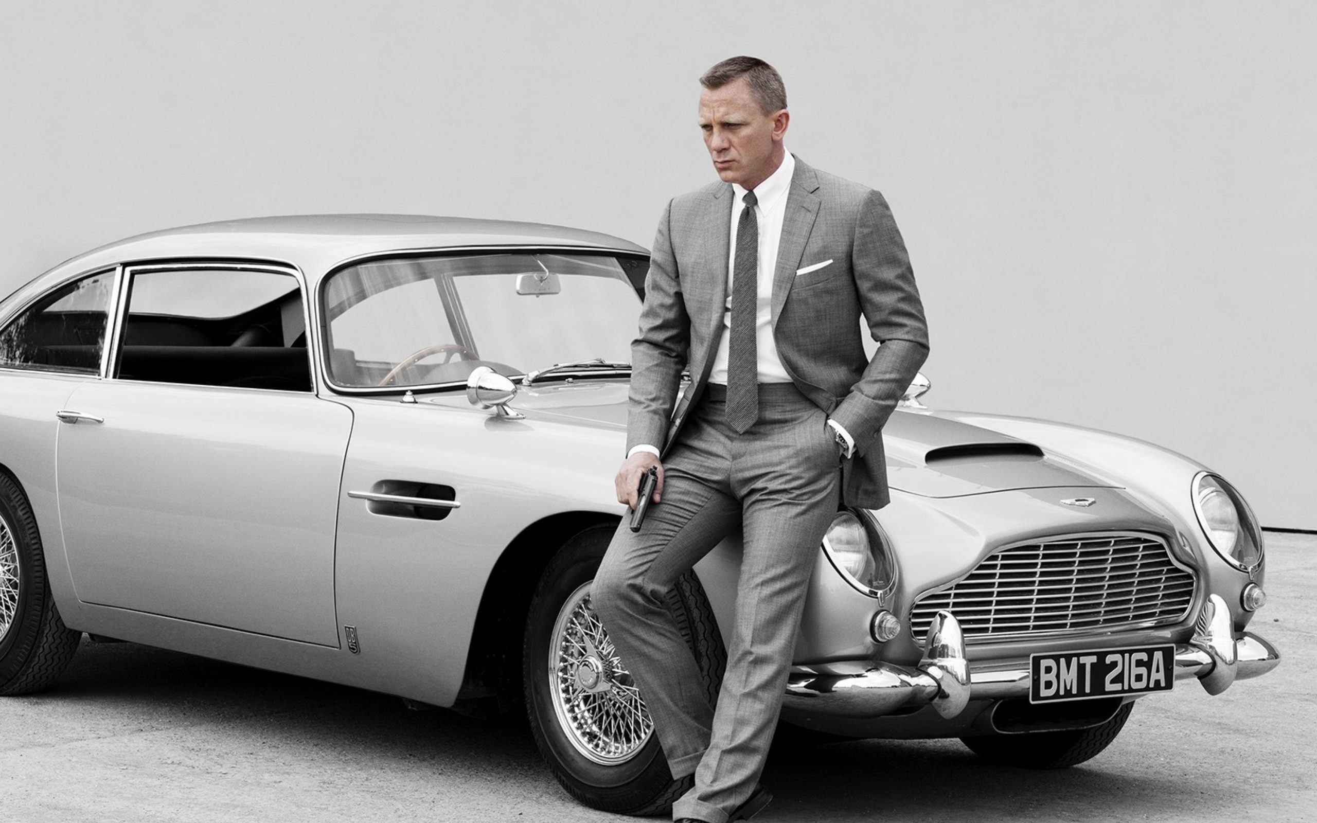 Обои James Bond Grey Suit 2560x1600