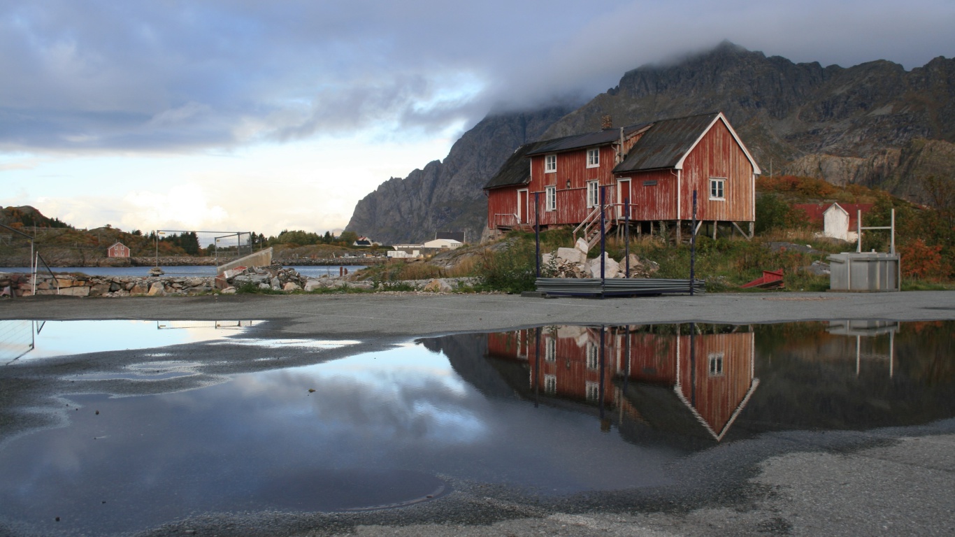 Sfondi Norway City Lofoten with Puddles 1366x768