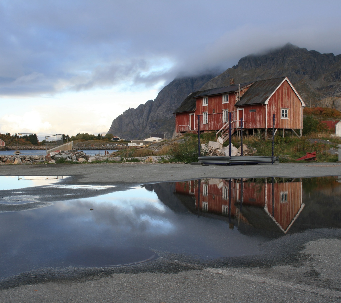 Обои Norway City Lofoten with Puddles 1440x1280