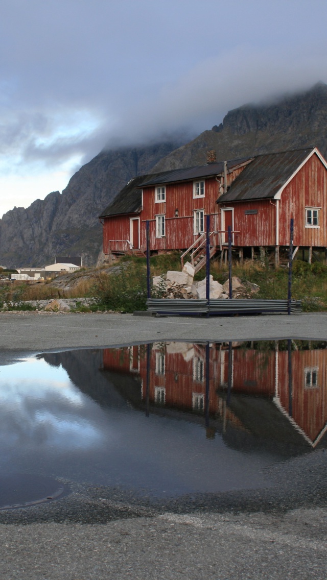 Das Norway City Lofoten with Puddles Wallpaper 640x1136