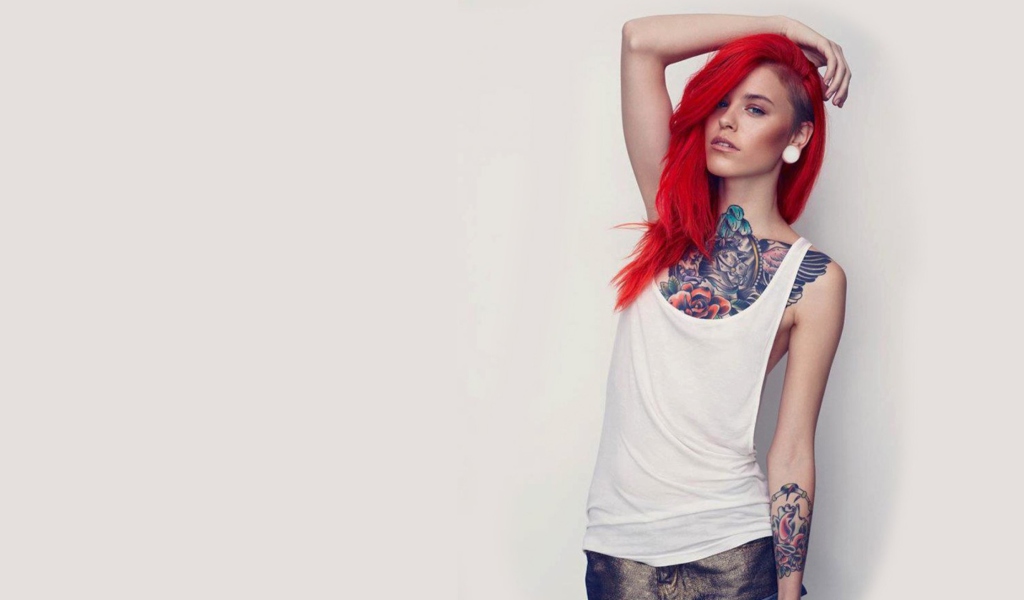 Das Beautiful Tattooed Redhead Wallpaper 1024x600