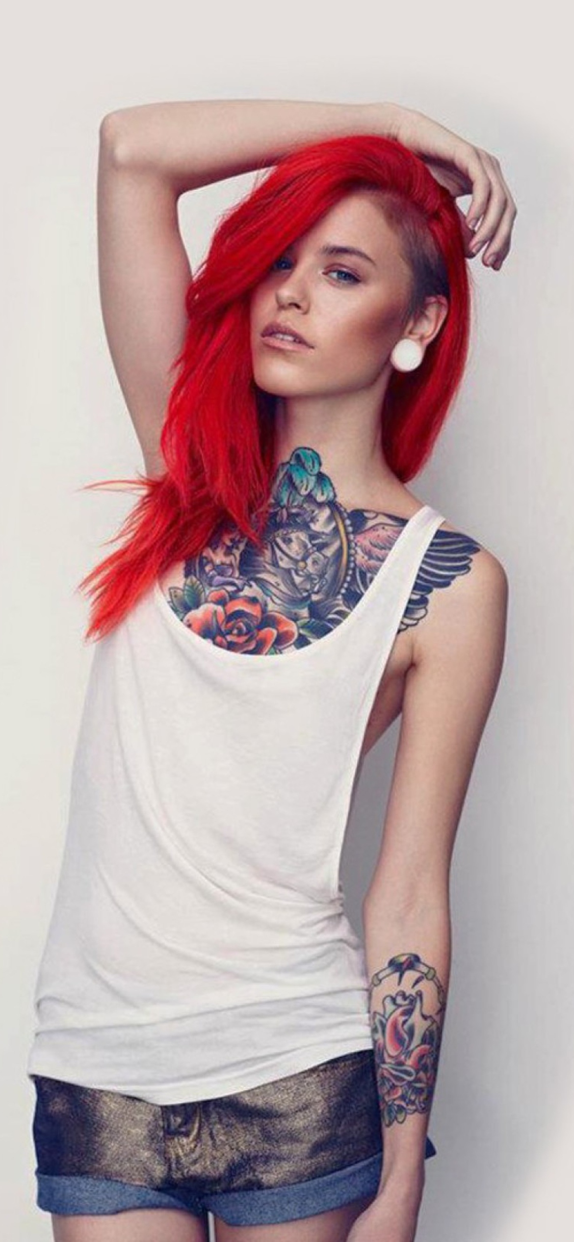 Девушка с красными волосами и тоннелями