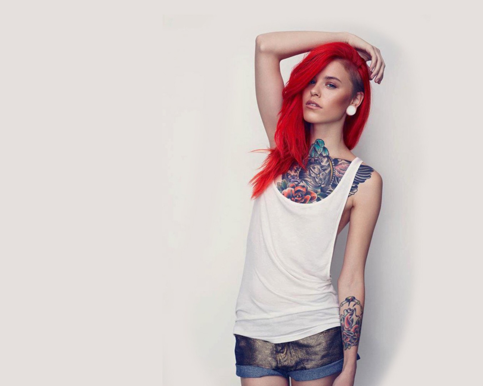 Das Beautiful Tattooed Redhead Wallpaper 1600x1280