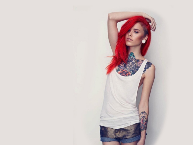 Das Beautiful Tattooed Redhead Wallpaper 640x480